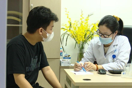 Bệnh nhân đến khám tại Bệnh viện Da liễu Trung ương. 