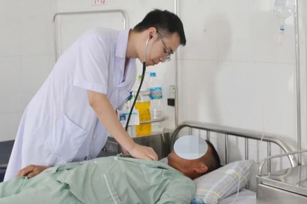 Bác sĩ chuyên khoa I Lương Minh Tuyến, Phó Trưởng Khoa Thận Lọc máu, Bệnh viện Bãi Cháy thăm khám cho các bệnh nhân bị rối loạn điện giải, suy thận cấp do nắng nóng.