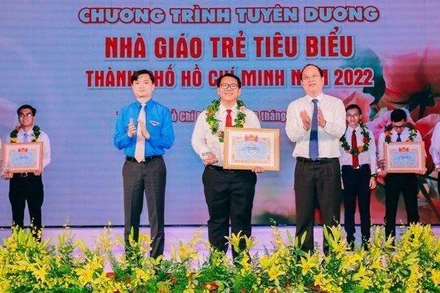 Lãnh đạo Trung ương Đoàn và Thành ủy Thành phố Hồ Chí Minh trao giải thưởng cho Nhà giáo trẻ tiêu biểu Thành phố Hồ Chí Minh. (Ảnh: THÀNH ĐẠT).