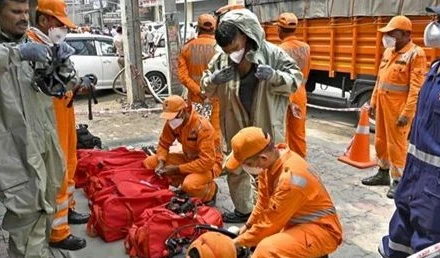 Lực lượng Ứng phó thảm họa quốc gia Ấn Độ được triển khai tại hiện trường vụ rò rỉ khí gas ở bang Punjab. (Ảnh: AFP/TTXVN)