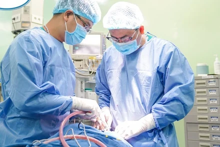 Các bác sĩ thực hiện phẫu thuật tạo hình cho bé.