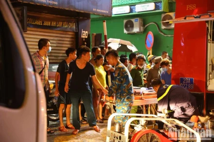 Đã có 4 người tử vong trong đám cháy tại phố Định Công Hạ. 