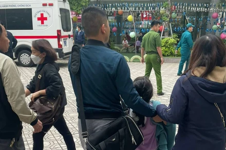 Hơn 50 cháu Trường Tiểu học Kim Giang nghi ngộ độc thực phẩm.