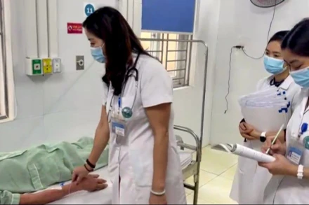 Bác sĩ thăm khám cho bệnh nhân mắc sốt xuất huyết.