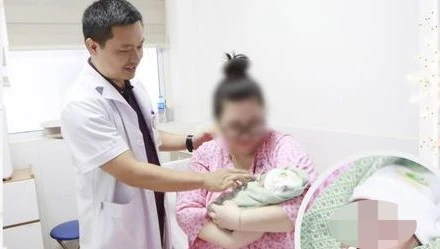 Sản phụ được các bác sĩ hỗ trợ giữ một thai thành công.