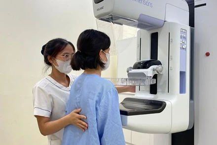 Chụp X-quang để phát hiện tổn thương tuyến vú.