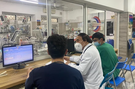 PGS, TS Nguyễn Văn Chi, Trung tâm Cấp cứu A9, Bệnh viện Bạch Mai hội chẩn cấp cứu. 