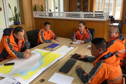 Sở chỉ huy tiền phương phía trước tại Hải Phòng khoanh vùng tàu bị nạn để lên phương án tìm kiếm.