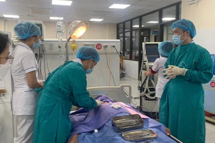 Các bác sĩ mở khí quản cho bệnh nhân.