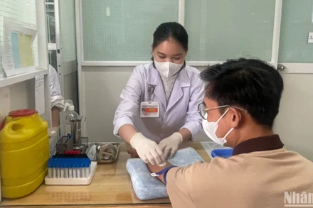 Lấy máu xét nghiệm định kỳ cho người điều trị PrEP.