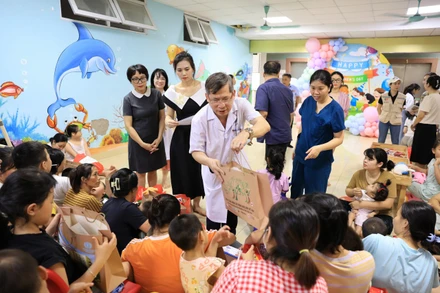 Mang Tết thiếu nhi đến bệnh viện cho các em nhỏ