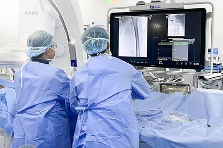 Các bác sĩ thực hiện kỹ thuật can thiệp cho người bệnh.