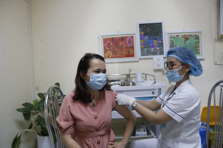 Tiêm vaccine mũi nhắc lại giúp người dân có miễn dịch chủ động khi dịch bệnh tiếp tục diễn biến phức tạp.