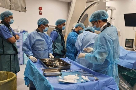 TS Phạm Trường Sơn hướng dẫn các bác sĩ cấy máy tạo nhịp vĩnh viễn.