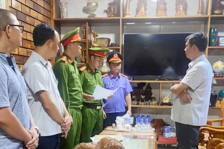 Cơ quan chức năng đọc quyết định khởi tố bị can đối với ông Lê Quang Thuận.