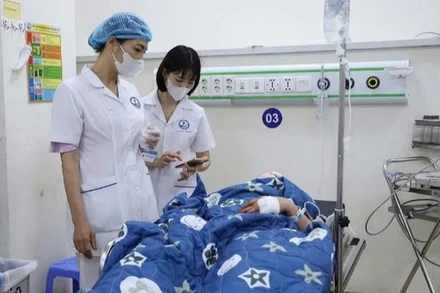 Các thầy thuốc Bệnh viện đa khoa tỉnh Vĩnh Phúc đang tập trung cứu chữa nạn nhân.