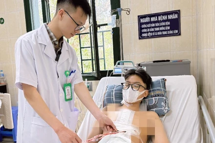 Nam thanh niên nằm điều trị tại Bệnh viện Hữu nghị Việt Đức. 