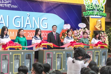 Ban Giám hiệu trường cắt băng khánh thành thùng rác phân loại mới, khởi động dự án "Lương Thế Vinh - Kiến tạo tương lai xanh".