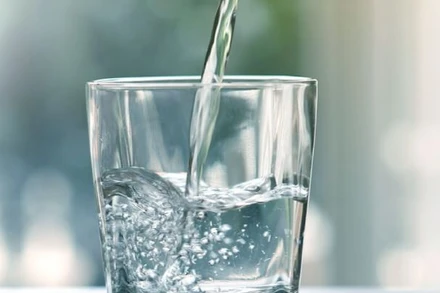 Nước lọc sẽ giúp giải rượu, bia hiệu quả.