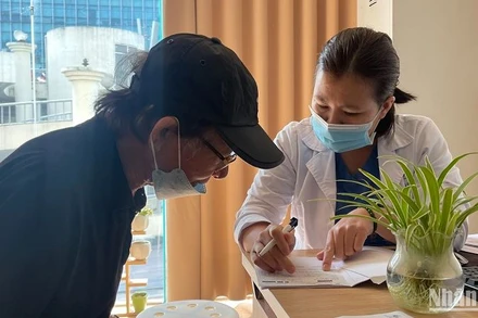 Người cao tuổi khám tại Bệnh viện Lão khoa Trung ương.