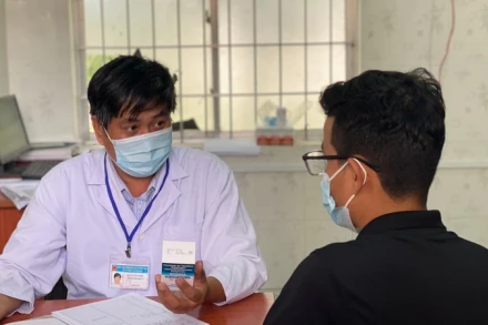 Bác sĩ tư vấn cho đối tượng nguy cơ cao nhiễm HIV.