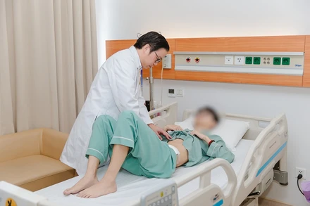 Giáo sư Nguyễn Trung Dũng khám cho người bệnh. 