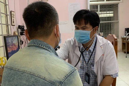 Khám cho đối tượng nguy cơ tại Trung tâm Y tế huyện Tam Nông, tỉnh Đồng Tháp.