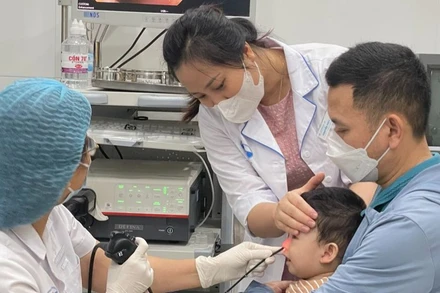 Nội soi tai mũi họng cho trẻ. 