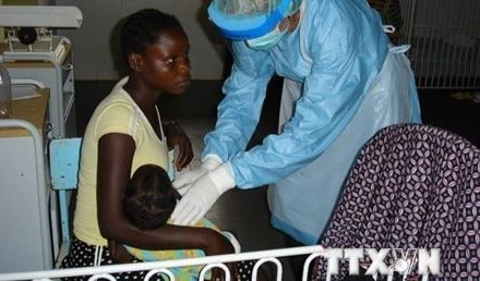 Bệnh nhân nhiễm virus Marburg được điều trị tại bệnh viện ở tỉnh Uige, Angola. (Ảnh: AFP/TTXVN)