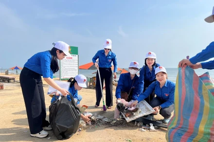 Sau buổi lễ ra quân, hơn 250 bạn đoàn viên, thanh niên cùng các lực lượng đã ra quân làm sạch 3km dọc bờ biển.