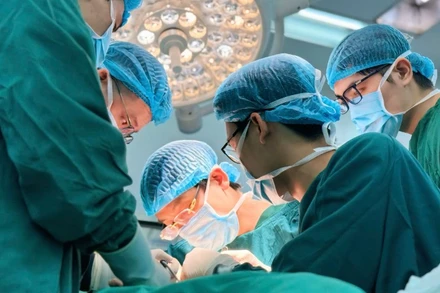 Các bác sĩ thực hiện phẫu thuật vi phẫu khẩn cấp cho bệnh nhân.