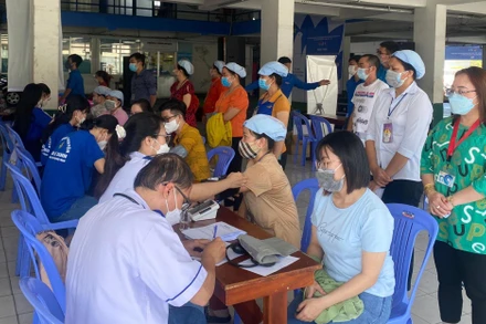 Khám sức khỏe cho công nhân. 