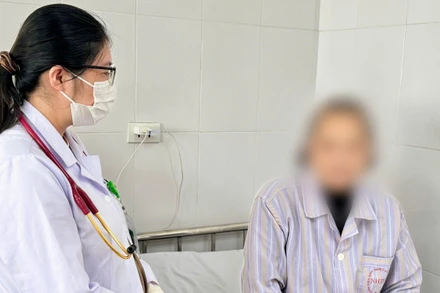 Bệnh nhân nằm điều trị tại Bệnh viện Bệnh nhiệt đới Trung ương. 