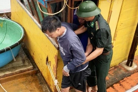 Ngư dân bị nạn được Bộ đội biên phòng Quảng Bình đón lên bờ.