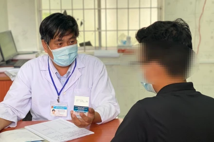 Bác sĩ khám và tư vấn cho người bệnh. 