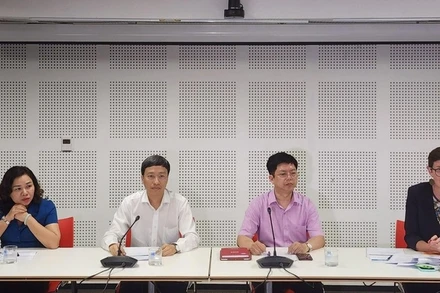 Tiến sĩ Nguyễn Trọng Khoa (thứ 2 từ phải sang) chia sẻ về công tác điều trị Covid-19.