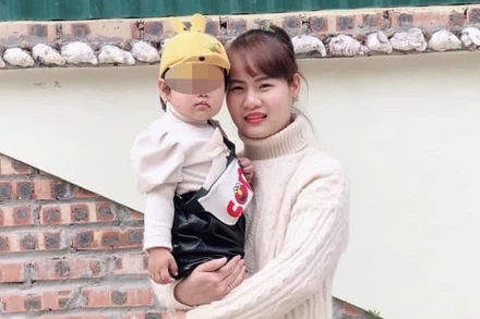 Chị Nguyễn Thị Hường sau nhiều năm đã "săn" được 2 con thành công dù suy giảm dự trữ buồng trứng, trải qua nhiều lần làm thụ tinh trong ống nghiệm thất bại.