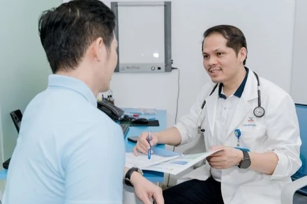 Tiến sĩ, bác sĩ Ngô Chí Cương, Phó Giám đốc Bệnh viện đa khoa Medlatec tư vấn cho người bệnh. 