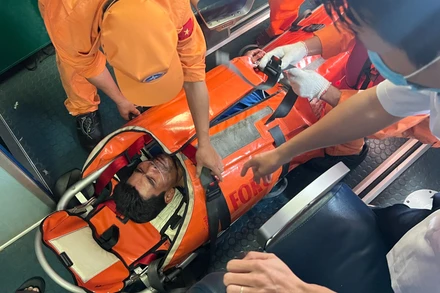 Vận chuyển bệnh nhân về bờ. 