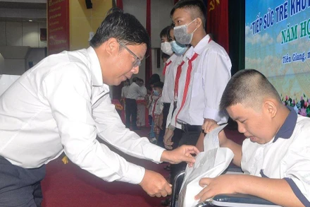 Trao học bổng cho học sinh khuyết tật.