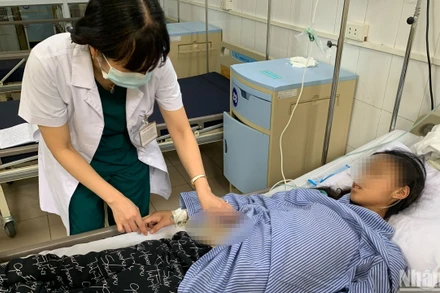 Bác sĩ chăm sóc bệnh nhi mắc lao.