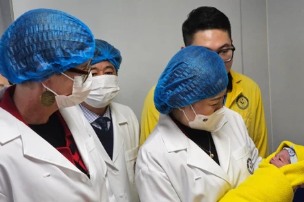 Bộ trưởng Y tế Đào Hồng Lan chào đón những em bé sinh đầu năm Giáp Thìn. 