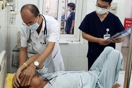 Phó Giáo sư, Tiến sĩ Đỗ Duy Cường - Giám đốc Trung tâm Bệnh nhiệt đới, Bệnh viện Bạch Mai khám cho bệnh nhân mắc bệnh whitmore.