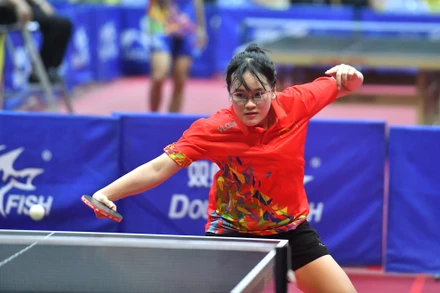 Các vận động viên bắt đầu trận thi đấu đầu tiên nội dung đồng đội nữ.