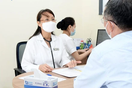 Thầy thuốc nhân dân, Phó Giáo sư, Tiến sĩ Nguyễn Thị Bạch Yến khám cho người bệnh.