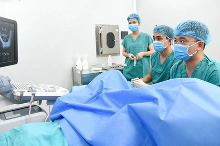 Phó Giáo sư, Tiến sĩ Lê Hoàng đang chọc hút noãn cho người bệnh.