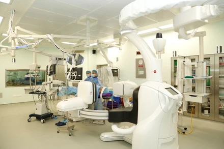 Các bác sĩ tiến hành cấp cứu, xử trí cho người bệnh. 