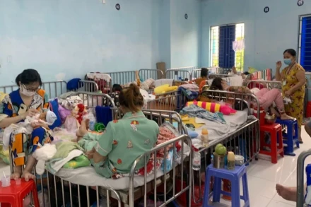 Nhiều bệnh nhi sởi biến chứng viêm phổi đang được điều trị tại Bệnh viện Nhi đồng 1, Thành phố Hồ Chí Minh.
