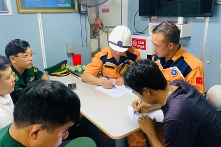 Bàn giao thuyền viên cho các cơ quan chức năng. 