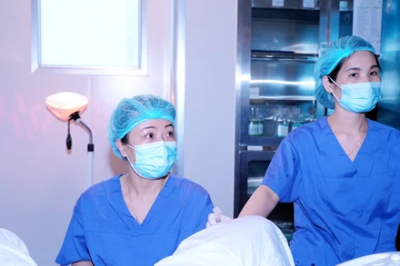 Thạc sĩ, bác sĩ Lê Thị Thu Hiền - Giám đốc Chuyên môn bệnh viện thực hiện kỹ thuật can thiệp cho người bệnh. 